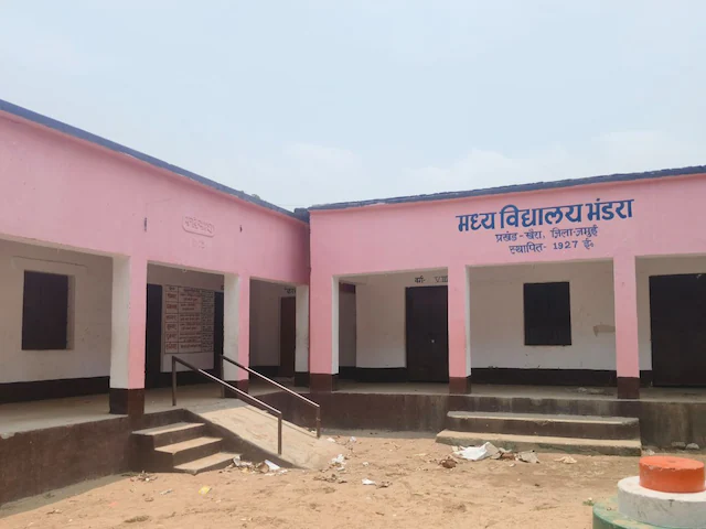 इस स्कूल के शिक्षकों की हाजिरी का मामला हुआ खुलासा, महिला की जगह पुरुष की अटेंडेंस सेल्फी, विभाग भी हैरान की जगह पुरुष की अटेंडेंस सेल्फी, विभाग भी हैरान