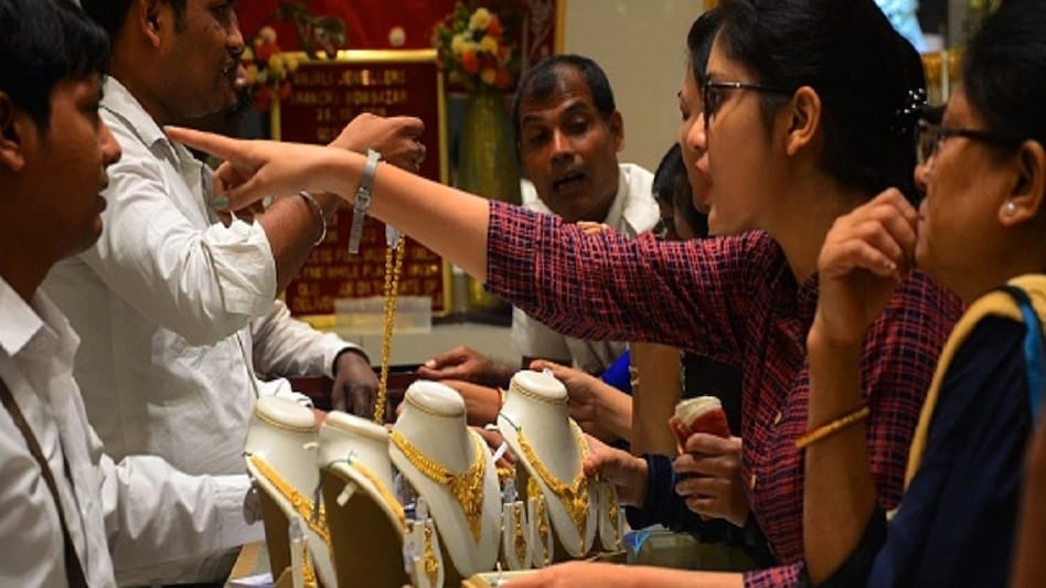 Gold Rate Today: हर दिन सोना हो रहा है सस्ता, आज भी जारी रहा भारी गिरावट